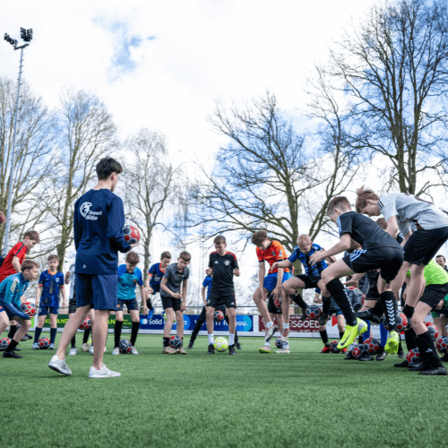 Freestyle voetbal clinic voor jeugdteam op sportpark