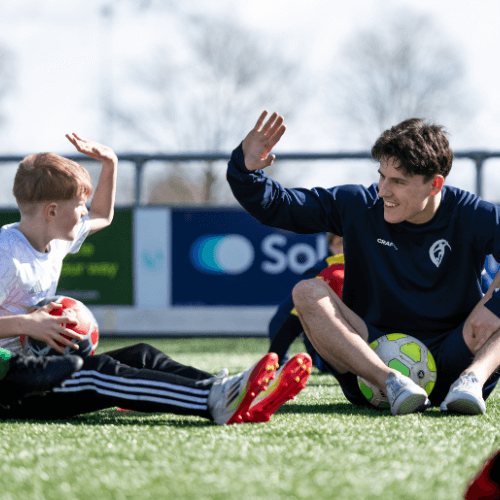 Freestyle voetbaltrucs met balcontrole en creativiteit