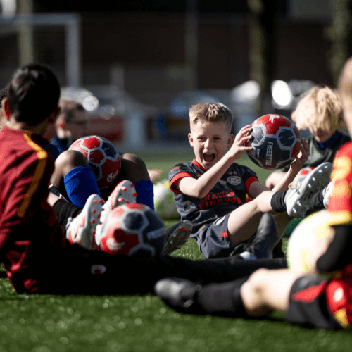 StreetSkills freestyle voetballer geeft techniektraining aan jeugdspelers
