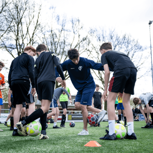 Freestyle voetbal workshop op het veld van een voetbalvereniging