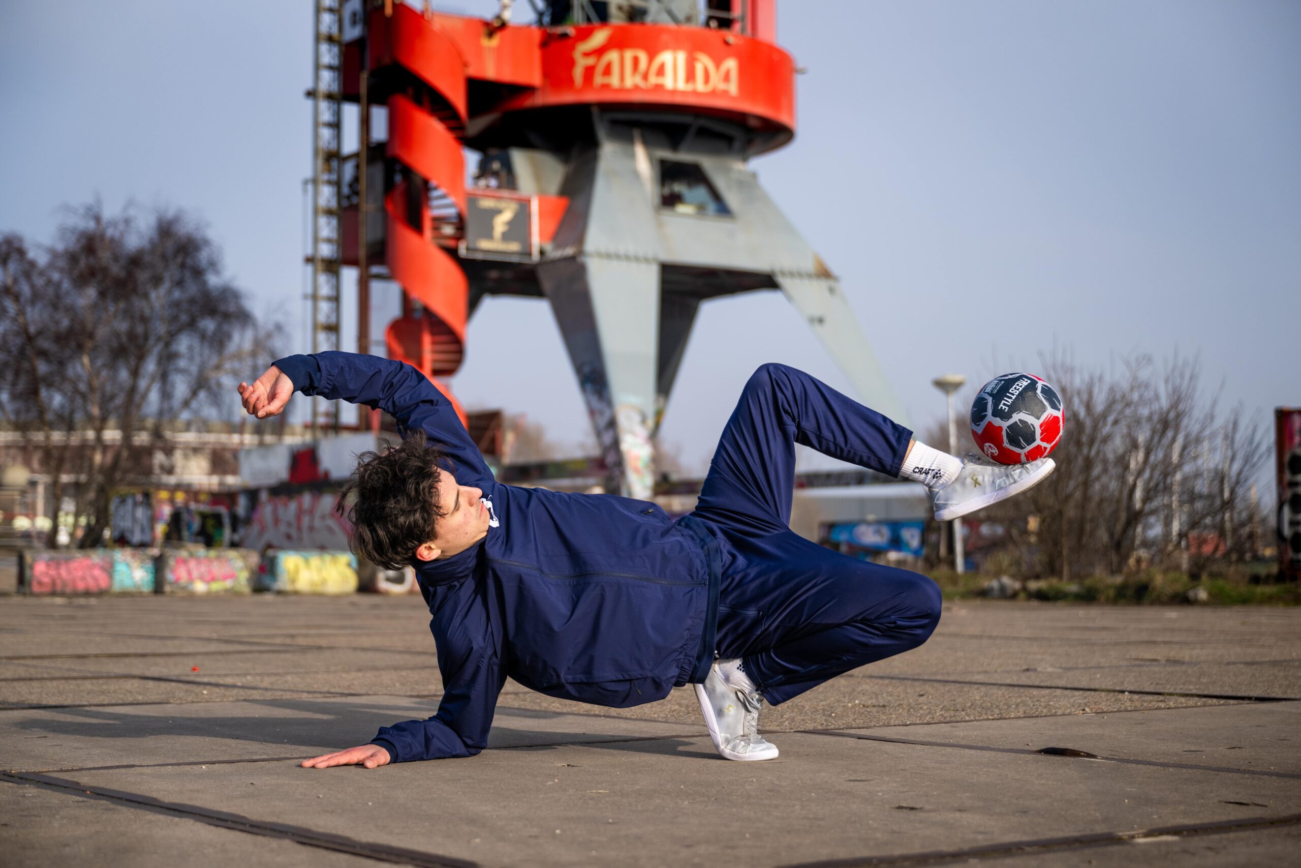 Hermen Voerknecht geeft een freestyle voetbal show