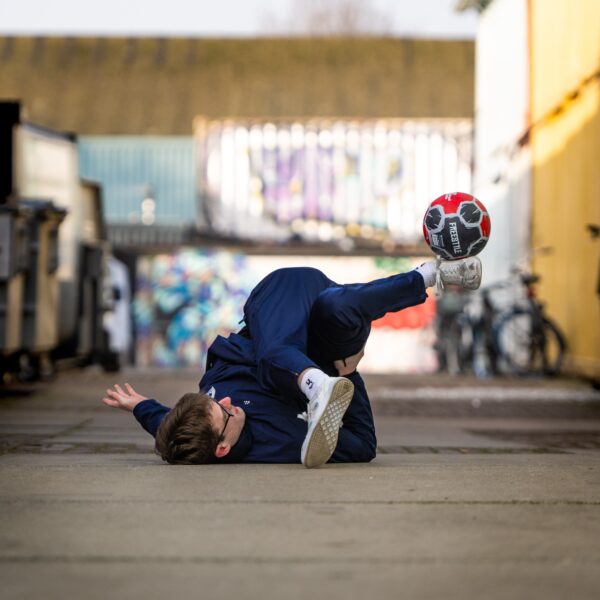 Energiek kinderfeestje met freestyle voetbal
