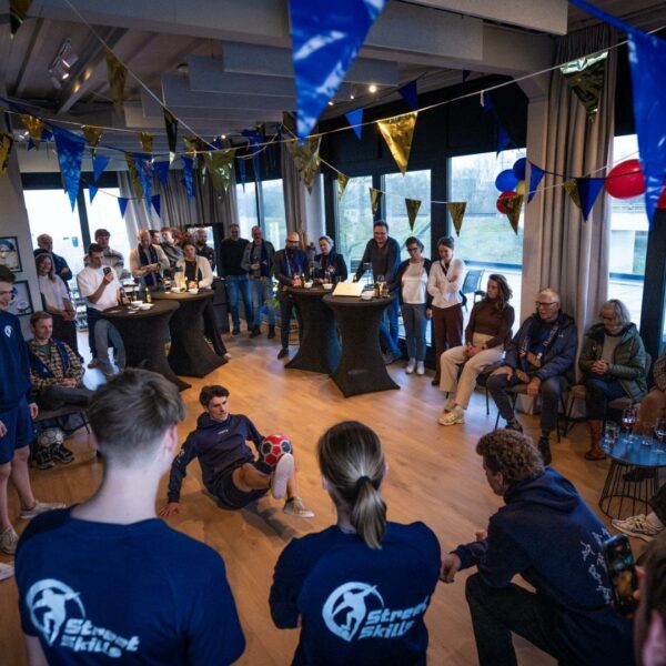 Vitaliteitsworkshop voor bedrijven met freestyle voetbal en actieve deelnemers