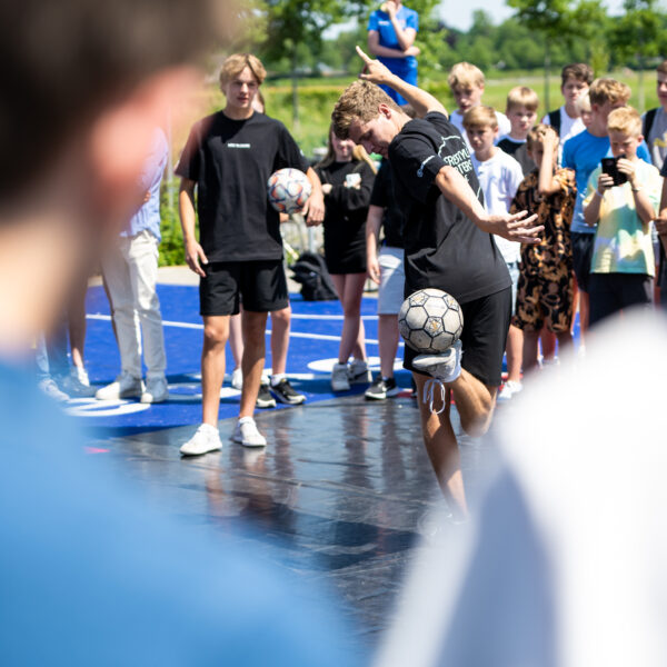 Freestyle voetbal show op schoolplein